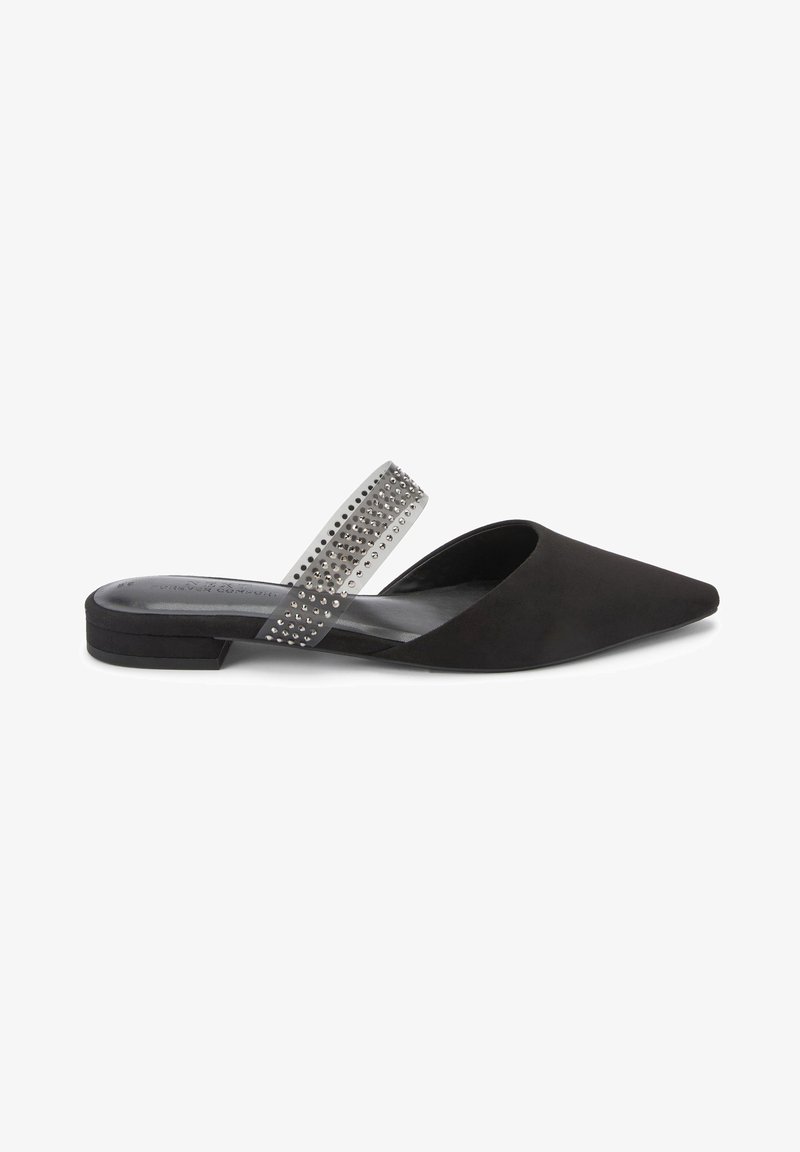 Mule in suede nero con punta affusolata e tacco piatto. Cinghia argentata con decorazioni sopra il piede, che aggiunge un tocco decorativo.