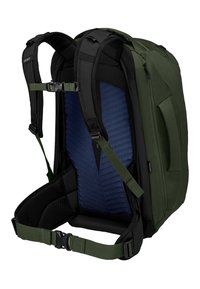Mochila verde con correas negras acolchadas y un panel trasero de malla azul. Cuenta con correas laterales ajustables y un bolsillo lateral para almacenamiento.