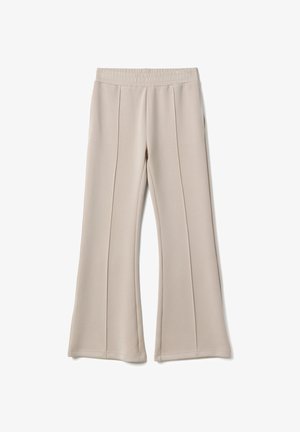 Beige wijde broek met elastische tailleband en verticale naaddetails aan de voorkant op een witte achtergrond.