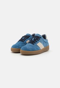 Blå semskede sneakers med hvit stripe, marineblå snøring og gummisåle. Rundet tå og lav-top design. Strukturbasert overflate.