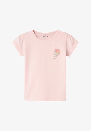 Rosa Baumwoll-T-Shirt mit kurzen Ärmeln, das auf der linken Brust eine kleine gestickte Eistüte zeigt. Glatte Textur, normale Passform.