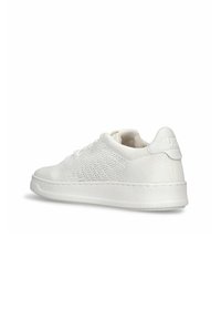 Scarpa da ginnastica bianca con tomaia in mesh testurizzato, suola in gomma liscia e collarino imbottito. Presenta un marchio discreto sul tallone. Design a taglio basso.