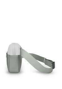 Borsa compatta con un corpo in morbido tessuto grigio e una parte superiore bianca. Presenta una tracolla regolabile e una chiusura con zip sulla parte superiore.