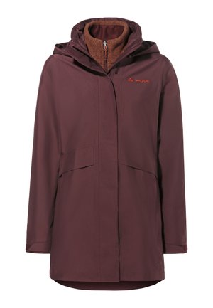 Bordeaux waterproof jack met capuchon, voorzien van een ritssluiting, twee voorkokken en een zachte fleecestof die zichtbaar is bij de halslijn.