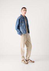 BOSS SHYNE - Chinos tipa bikses - light beige