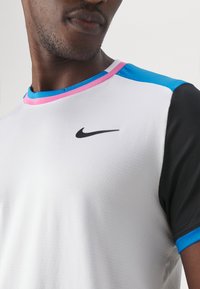 Nike Performance ADVTG - T-skjorte til trening - white/photo blue/black
