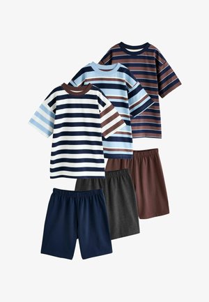 Tre sæt kortærmede, stribede t-shirts i blå, hvid og brun kombineret med shorts med elastisk talje i navy, grå og brun.