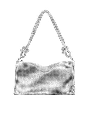 Bolso a cuadros en blanco y negro con textura, con una correa de cadena trenzada y una silueta redondeada, que cuenta con un cierre de cremallera seguro.