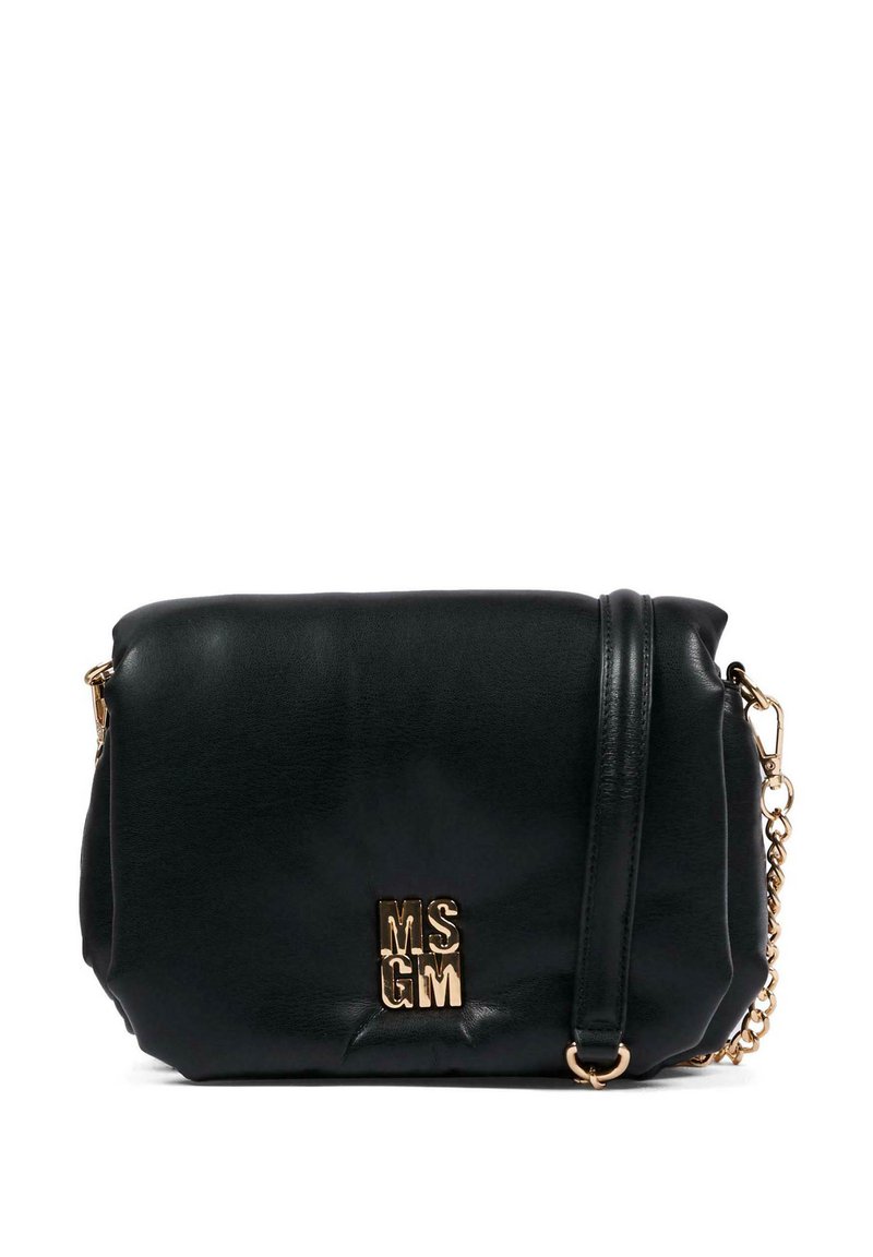 Borsa a tracolla in pelle nera con tracolla a catena e un'etichetta logo in tonalità oro sulla parte anteriore. Tessuto morbido con una forma strutturata.