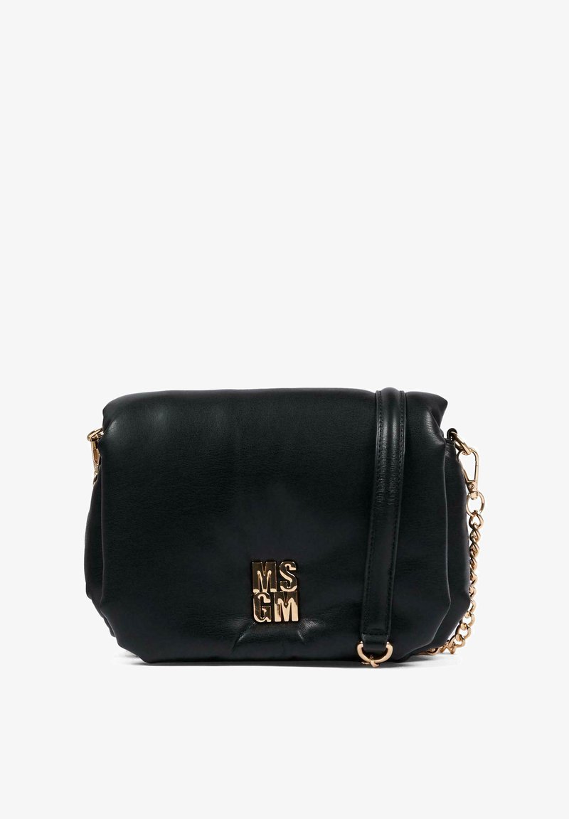 Borsa a tracolla in pelle nera con tracolla a catena e un'etichetta logo in tonalità oro sulla parte anteriore. Tessuto morbido con una forma strutturata.