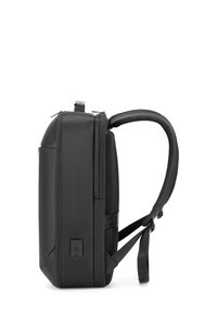Mochila negra con un diseño rectangular elegante, hecha de material duradero con correas de malla, cierre de cremallera y un detalle de botón lateral.