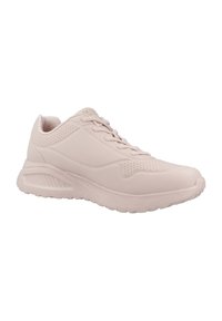 Zapatilla deportiva de color rosa claro, hecha de material suave, que presenta una parte delantera con cordones, paneles laterales perforados y una suela de goma gruesa.