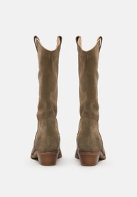 Stivali al ginocchio in suede marrone, con punta affusolata, design morbido, dettagli a taglio nella parte superiore e tacco in legno impilato.