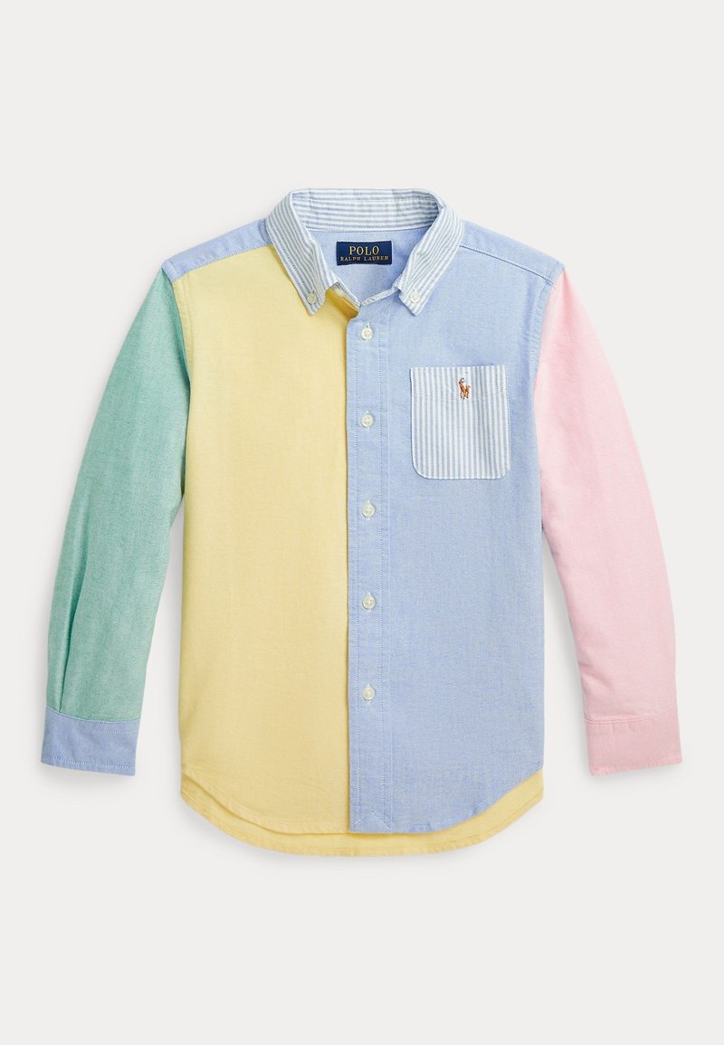 Camisa abotonada de varios colores con paneles en azul, amarillo, verde y rosa, con un cuello a rayas y un bolsillo en el pecho. Tela ligera.