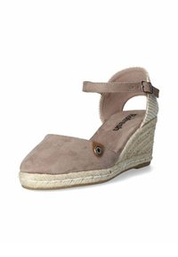 Sandalo a zeppa in suede beige con cinturino alla caviglia, dettaglio in juta intrecciata attorno al tallone e un elemento decorativo in metallo rotondo sul lato.