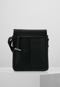 Borsa a tracolla in pelle nera con chiusura a pattina, tracolla regolabile, tasca frontale e dettaglio logo impresso in basso a destra.