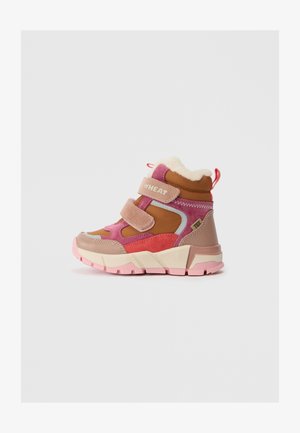 Barns vinterkänga med högt skaft i rosa, beige och rött, två kardborreband märkta "WHEAT" och foder av fleece.