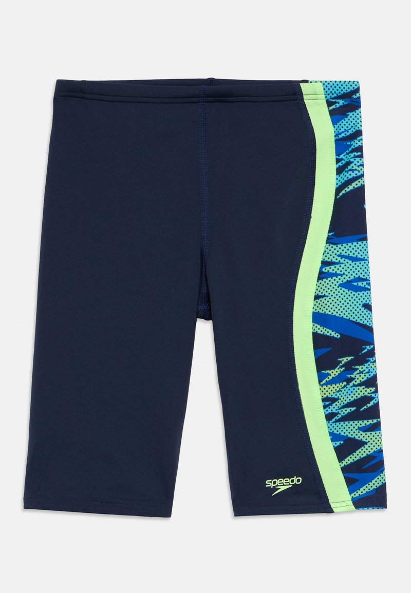 Μπλε σκούρο μαγιό σορτς με πλαϊνή λωρίδα που φέρει ένα αφηρημένο σχέδιο σε αποχρώσεις του μπλε και πράσινου. Κατασκευασμένο από ελαστικό υλικό, με λογότυπο στο κάτω μέρος μπροστά.