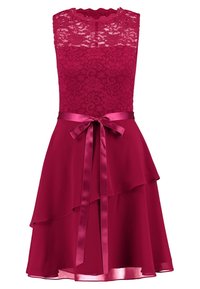 Robe fuchsia avec un corsage en dentelle, un décolleté festonné et une jupe en mousseline à volants. Comprend une ceinture en satin nouée à l'avant.