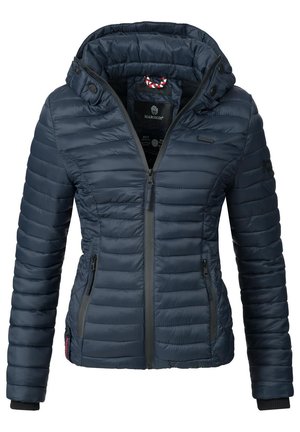Gewatteerde marineblauwe jas met capuchon, ritssluiting en twee zijzakken. Heeft horizontale gestikte lijnen en een logo op de mouw.