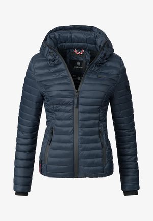 Polsterdatud tumesinine jakk, millel on kapuuts, tõmblukk ja kaks küljetaskut. Omab horisontaalset tikandit ja logo varrukal.