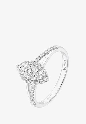 Anillo de oro blanco con un racimo en forma de hoja de diamantes brillantes, con una delicada banda adornada con diamantes más pequeños a los lados.