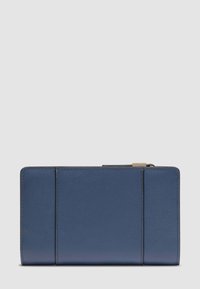 Portafoglio in pelle blu con pannelli verticali cuciti e cursore metallico della cerniera su sfondo grigio uniforme.