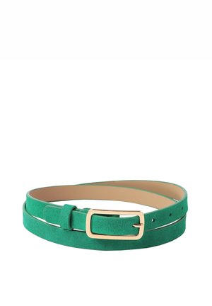 Cinturón de ante verde con una textura suave, que presenta una hebilla dorada rectangular y varios agujeros para un ajuste personalizado.