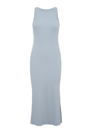 Helles blaues, geripptes Midi-Kleid mit Racerback-Design, das einen seitlichen Schlitz und eine glatte Textur aufweist. Schlichte, figurbetonte Silhouette.