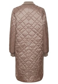 Převleky v hnědé barvě s prošívaným designem a falešným límcem, dlouhé rukávy a žebrované manžety. Hladká textura a diamantový vzor po celé ploše.