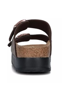 Sandalo marrone open-back con due cinture regolabili, plantare in sughero e suola in gomma nera. Design piatto con texture liscia e linee semplici.