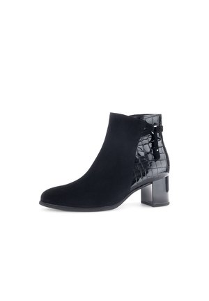 Czarne botki sięgające kostki, z gładkiej zamszowej cholewki, błyszczącej bocznej wstawki z kroko-embossingiem, słupkowym obcasem oraz dekoracyjną kokardką.