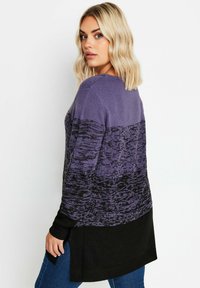 Maglione lavorato a maglia con un design a gradiente, caratterizzato da colori viola, nero e bianco. Maniche lunghe e vestibilità ampia, con dettagli a costine all'orlo.