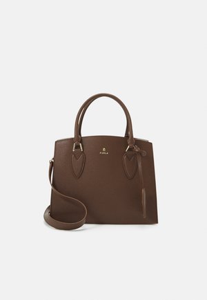 Brązowa skórzana torebka Furla z podwójnymi uchwytami, złotym logo i odpinanym paskiem na ramię na jednolitym jasnym tle.