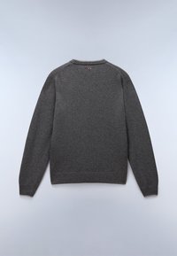 Szary sweter z dzianiny, z długimi rękawami, okrągłym dekoltem i ściągaczem u dołu. Posiada małe logo na karku z tyłu. Miękka faktura, prosty design.