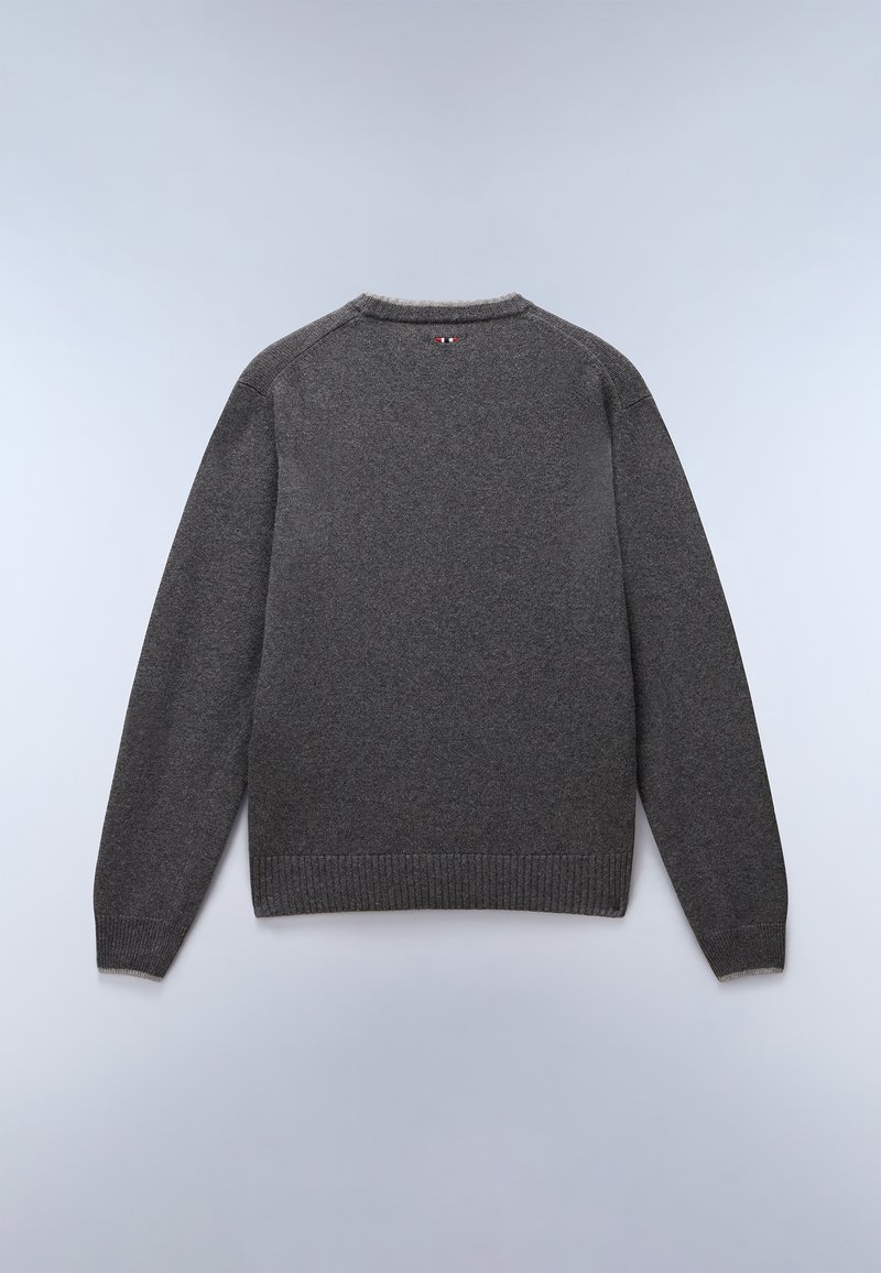 Szary sweter z dzianiny, z długimi rękawami, okrągłym dekoltem i ściągaczem u dołu. Posiada małe logo na karku z tyłu. Miękka faktura, prosty design.