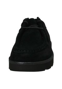 Scarpa in suede nera con punta rotonda, dettagli di laccatura nella parte superiore e suola in gomma. Presenta cuciture tonali e una parte superiore testurizzata.