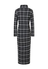 Langes, figurbetontes Kleid im schwarz-grauen Hahnentritt-Muster mit hohem Kragen und langen Ärmeln, aus einem strukturierten Stoff gefertigt.