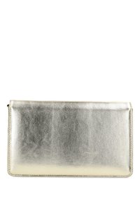 Clutch metálico plateado hecho de cuero suave con forma rectangular, presentando bordes limpios y un diseño minimalista sin hardware visible.