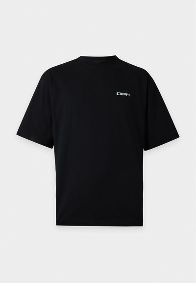 Μαύρο T-shirt με κοντά μανίκια και μικρό λευκό λογότυπο "OFF" στο πάνω αριστερό μέρος του στήθους, σε απλό ανοιχτό γκρι φόντο.