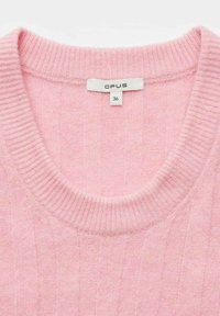 Hellrosa gerippter Pullover mit Rundhalsausschnitt, ausgestattet mit einem Etikett mit der Bezeichnung "OPUS" und Größe "36". Weiche Textur mit einem Strickmuster.