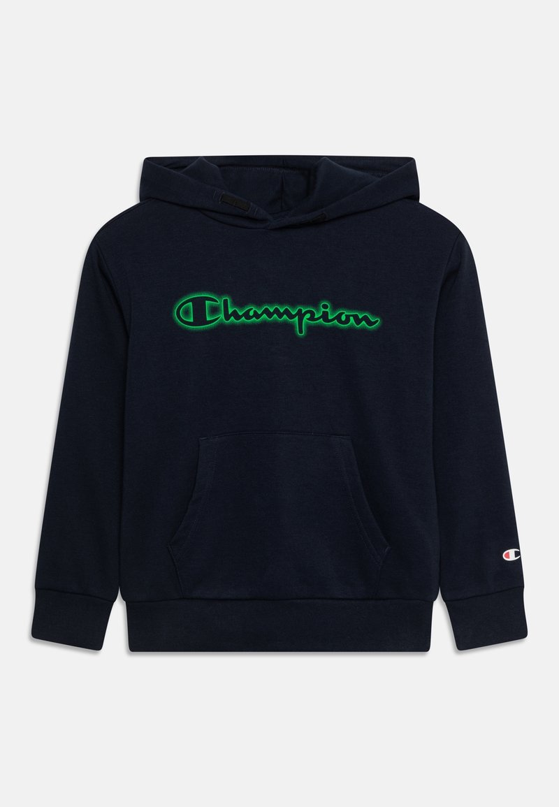 Sweat à capuche bleu marine avec poche kangourou à l'avant, logo "Champion" vert lumineux sur la poitrine et petit logo Champion sur la manche gauche.