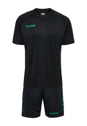 Zwarte sportjersey en shorts van lichte stof. Kenmerkt groene accenten en het woord "hummel" in groen op zowel de bovenkant als de onderkant.