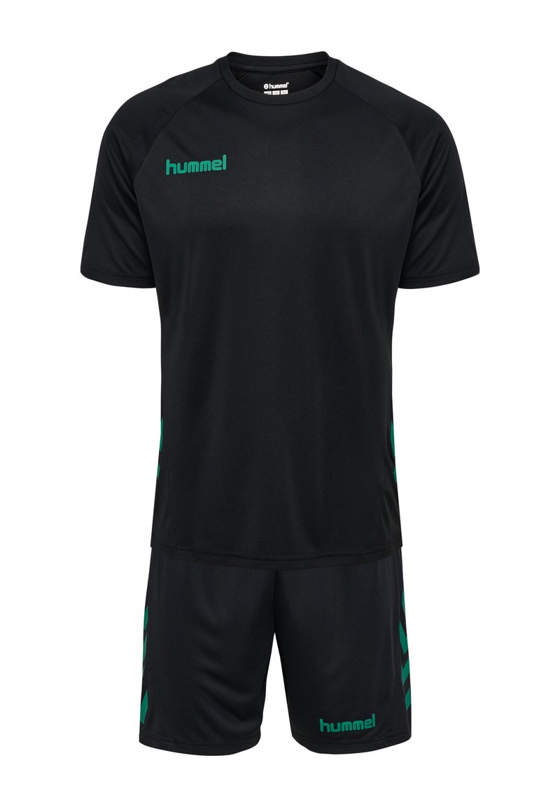 Zwarte sportjersey en shorts van lichte stof. Kenmerkt groene accenten en het woord "hummel" in groen op zowel de bovenkant als de onderkant.