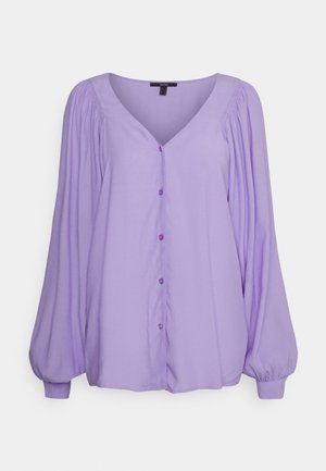 Lavendel Bluse mit V-Ausschnitt, langen Puffärmeln, Knopfverschluss vorne und gerafftem Detail an den Schultern. Glatte Stofftextur.