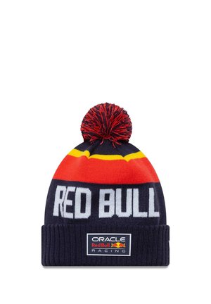 Czapka dzianinowa z granatowym tłem, czerwono-żółtymi paskami oraz czerwonym pomponem na górze. Logo "RED BULL" oraz metka "Oracle Red Bull Racing" na mankiecie.