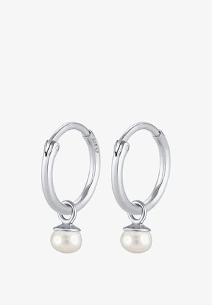 Boucles d'oreilles créoles argentées avec de petites perles blanches rondes suspendues à chaque anneau, finition polie et lisse.