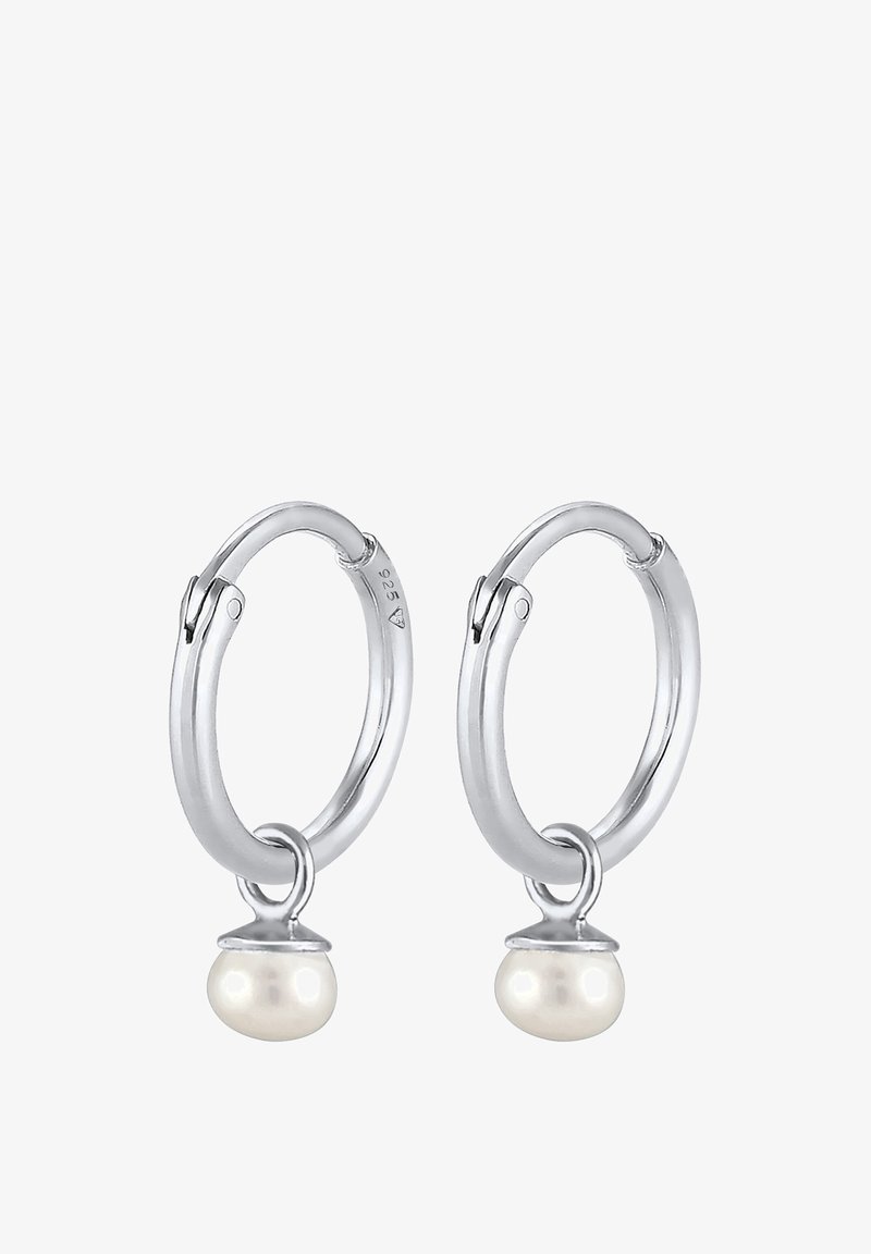 Boucles d'oreilles créoles argentées avec de petites perles blanches rondes suspendues à chaque anneau, finition polie et lisse.