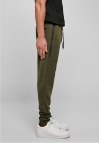 Southpole SIDE ZIPPER TECH JOGGER - Treniņtērpa apakšdaļas - olive