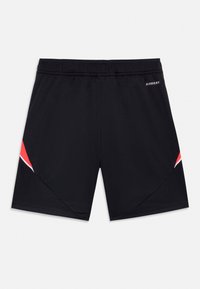 Svarte idrettsshorts med elastisk midje, røde og hvite skr�åstriper nær kanten på hver side, og liten "AEROREADY"-logo på høyre hofte.